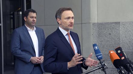 Lars Klingbeil (hinten) und Christian Lindner sind beim Kindergeld nicht einer Meinung.