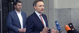 Lars Klingbeil (hinten) und Christian Lindner sind beim Kindergeld nicht einer Meinung.