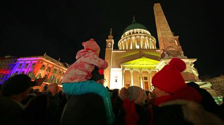 Unterwegs im Licht. Jubiläumsausgabe (10. Veranstaltung) von „Unterwegs im Licht“ mit Theater, Ausstellungen, Filmvorführungen, Tanz, Musik, Führungen und beleuchteten Gebäuden.