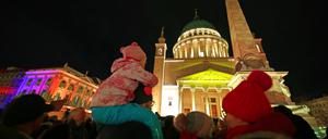 Unterwegs im Licht. Jubiläumsausgabe (10. Veranstaltung) von „Unterwegs im Licht“ mit Theater, Ausstellungen, Filmvorführungen, Tanz, Musik, Führungen und beleuchteten Gebäuden.