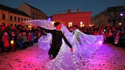 Erstmals gibt es nun eine Strategie, welche Schwerpunkte Potsdams Kulturpolitik haben soll. Hier eine Performance von „Unterwegs im Licht“ auf dem Neuen Markt.