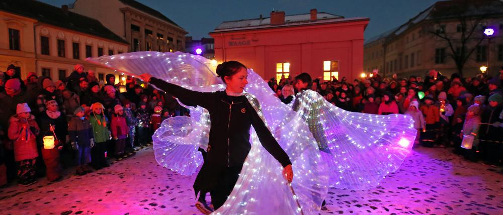 Erstmals gibt es nun eine Strategie, welche Schwerpunkte Potsdams Kulturpolitik haben soll. Hier eine Performance von „Unterwegs im Licht“ auf dem Neuen Markt.