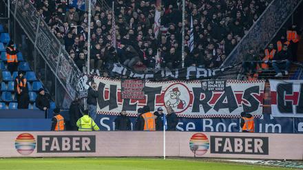 Zuschauer des VfB weigerten sich, eine Zaunfahne zu entfernen, die ein Fluchttor blockierte.