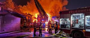 Feuerwehrleute löschen einen Brand in der Westernstadt „Pullman City“ in Eging am See in Bayern. 