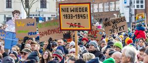 21.01.2024, Brandenburg, Cottbus: «Nie wieder 1933-1945», «Wir sind die Brandmauer» und «Nie wieder ist jetzt» steht auf Plakaten von Teilnehmern auf der Kundgebung gegen Rechtsextremismus auf dem Platz vor der Stadthalle. Mit der Demonstration wollen die Teilnehmer ein Zeichen des Widerstands gegen rechtsextreme Umtriebe setzen. Foto: Frank Hammerschmidt/dpa +++ dpa-Bildfunk +++