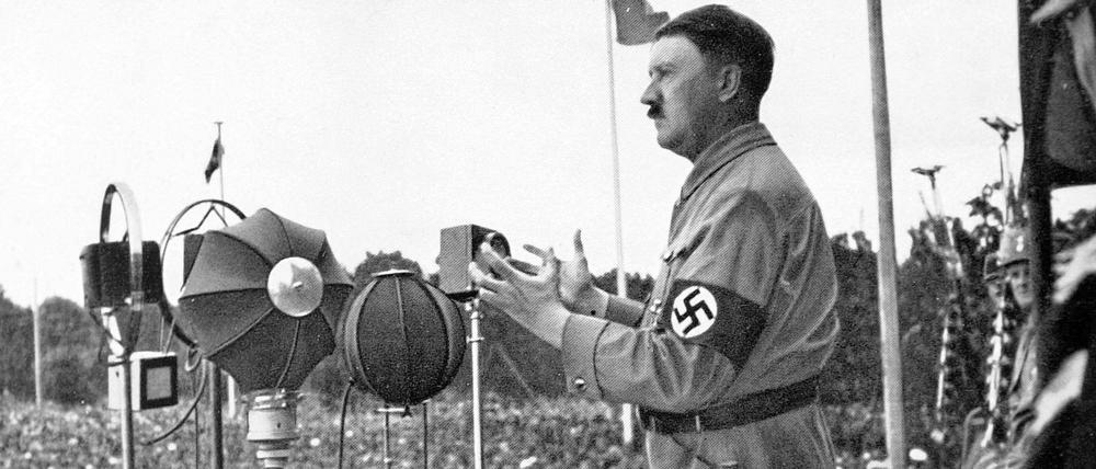 Eine neue Perspektive auf das „Dritte Reich“ macht es möglich, die Integrationskraft des NS-Regimes anders als nur durch die Popularität Hitlers zu erklären, meint der Historiker Ziemann. Dazu zählen auch neue Einsichten in die Funktionsweise sogenannter Erfolgs- und Verbreitungsmedien.