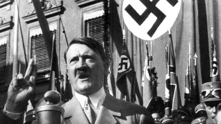 Hitler selbst hat offensichtlich fest daran geglaubt, eine besondere Beziehung zu Gott zu haben und dass sein persönliches Schicksal mit dem Willen des Schöpfers zusammenfalle. 