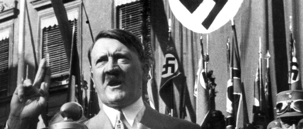 Hitler selbst hat offensichtlich fest daran geglaubt, eine besondere Beziehung zu Gott zu haben und dass sein persönliches Schicksal mit dem Willen des Schöpfers zusammenfalle.