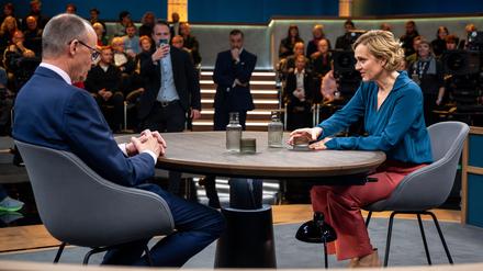 Erst mal zu zweit: Talkmasterin Caren Miosga im Gespräch mit dem CDU-Bundesvorsitzenden Friedrich Merz. 