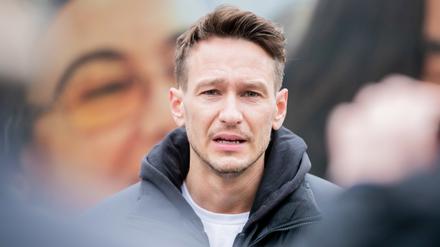 ARCHIV - 17.03.2022, Berlin: Vladimir Burlakov, deutsch-russischer Schauspieler, spricht vor einer Impfaktion für geflüchtete Menschen aus der Ukraine vor einem Impfbus bei der Evangelischen Markus-Kirchengemeinde im Ortsteil Berlin-Steglitz. (zu dpa Vladimir Burlakov: Man muss eigene Meinung auch vertreten) Foto: Christoph Soeder/dpa +++ dpa-Bildfunk +++