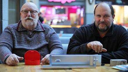 Walter und Heiko Engel, Schädlingsbekämpfer mit Mäuse- und Rattenfalle.