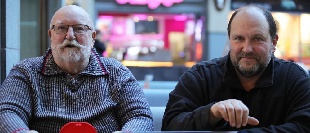 Walter und Heiko Engel, Schädlingsbekämpfer mit Mäuse- und Rattenfalle.
