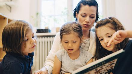Eltern sollten darauf achten, dass pädagogische Fachkräfte zugewandt und wertschätzend mit den ihnen anvertrauten Kindern umgehen.