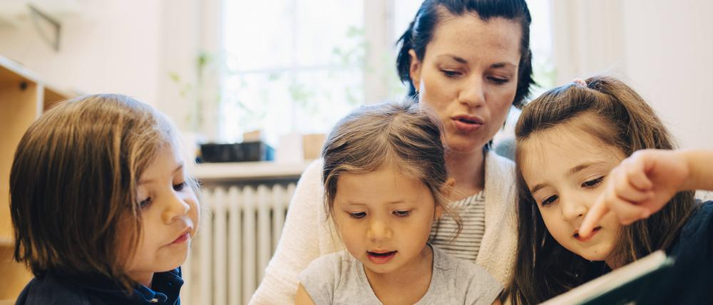 Eltern sollten darauf achten, dass pädagogische Fachkräfte zugewandt und wertschätzend mit den ihnen anvertrauten Kindern umgehen.