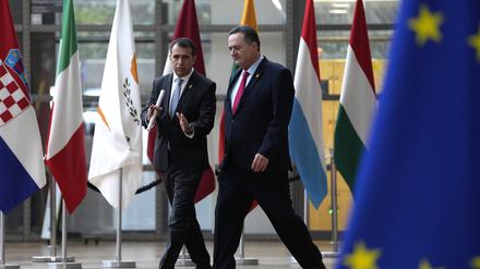 Der israelische Außenminister Israel Katz (r) trifft zu einem Treffen der EU-Außenminister im Gebäude des Europäischen Rates in Brüssel ein.
