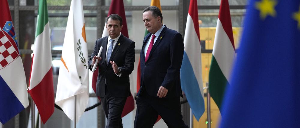 Der israelische Außenminister Israel Katz (r) trifft zu einem Treffen der EU-Außenminister im Gebäude des Europäischen Rates in Brüssel ein.