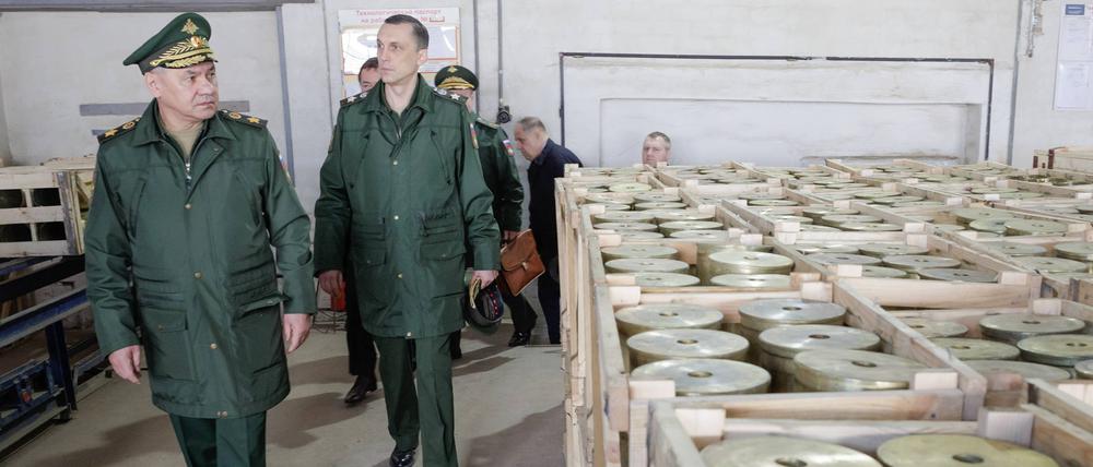 Russlands Verteidigungsminister Sergej Schoigu überprüft regionale Rüstungsunternehmen, um die Erfüllung des staatlichen Verteidigungsauftrags sicherzustellen.