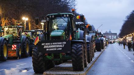 Bauern Demonstration Berlin, 15.01.2024 - Tausende Landwirte demonstrieren mit ihren Traktoren gegen die geplante Streichung der Agrardiesel Subvention am Brandenburger Tor. Deutschland *** Farmers demonstration Berlin, 15 01 2024 Thousands of farmers demonstrate with their tractors against the planned abolition of the agricultural diesel subsidy at the Brandenburg Gate Germany