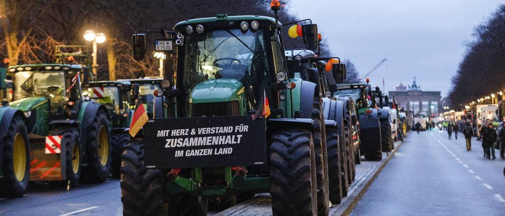 Bauern Demonstration Berlin, 15.01.2024 - Tausende Landwirte demonstrieren mit ihren Traktoren gegen die geplante Streichung der Agrardiesel Subvention am Brandenburger Tor. Deutschland *** Farmers demonstration Berlin, 15 01 2024 Thousands of farmers demonstrate with their tractors against the planned abolition of the agricultural diesel subsidy at the Brandenburg Gate Germany