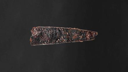Nahaufnahme der Runenschrift auf der Messerklinge. Archäologen haben in Dänemark ein kleines Messer mit einer fast zwei Jahrtausende alten Runeninschrift entdeckt. 
