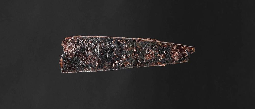 Nahaufnahme der Runenschrift auf der Messerklinge. Archäologen haben in Dänemark ein kleines Messer mit einer fast zwei Jahrtausende alten Runeninschrift entdeckt.