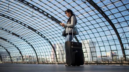 A woman waits on a platform at Hauptbahnhof station in Berlin October 15, 2014. Germany's train drivers' union GDL said on Tuesday it would hold another nationwide strike on Wednesday, the latest step in its drawn out pay dispute with state-owned rail operator Deutsche Bahn. REUTERS/Hannibal Hanschke (GERMANY - Tags: TRANSPORT BUSINESS EMPLOYMENT)
