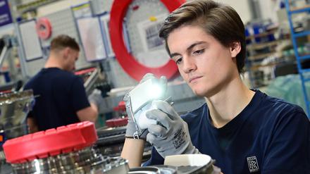 Fluggerätemechaniker Julian S. (1), ist im zweiten Lehrjahr bei Rolls-Royce.