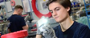 Fluggerätemechaniker Julian S. (1), ist im zweiten Lehrjahr bei Rolls-Royce.