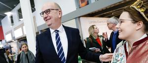 22.01.2024, Berlin: Dietmar Woidke (SPD), Ministerpräsident des Landes Brandenburg, und Pauline Hirschberg, Brandenburger Erntekönigin 2022-24, unterhalten sich an einem Stand in der Brandenburg-Halle am Brandenburg-Tag der Grünen Woche. Vom 19. bis 28. Januar 2024 findet die 88. Ausgabe der Grünen Woche, der internationalen Leitmesse für Ernährung, Landwirtschaft und Gartenbau, statt. Foto: Carsten Koall/dpa +++ dpa-Bildfunk +++