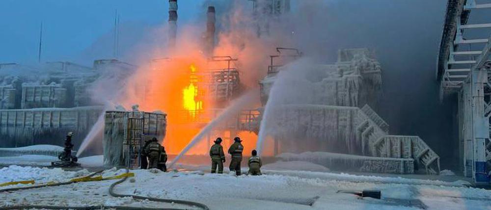 Feuerwehrleute versuchen, den Großbrand in Ust-Luga unter Kontrolle zu bringen.