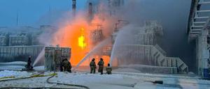 Feuerwehrleute versuchen, den Großbrand in Ust-Luga unter Kontrolle zu bringen.