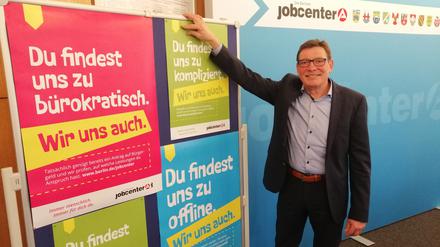 Lutz Mania, Geschäftsführer des Jobcenters Mitte, stellt die Imagekampagne der Jobcenter vor.
