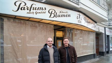 Vianney Lancres (l.) und Jannis Lucian Groh wollen die Parfümerie „Harry Lehmann“ an der Kantstraße wiedereröffnen.