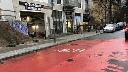 Sieht nach alter Farbe aus, ist aber ganz neu: die Markierungen in der Schöneberger Handjerystraße