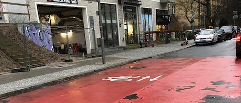 Sieht nach alter Farbe aus, ist aber ganz neu: die Markierungen in der Schöneberger Handjerystraße