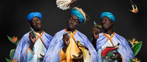 Mit der Werkgruppe „Allegoria“ (2021) schafft Omar Victor Diop eine florale Bilderwelt, die den Gedanken des Klimaschutzes unterstützt.