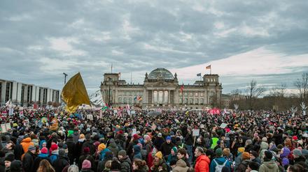100.000 Menschen werden zur Großdemo gegen rechts am Samstag erwartet. Ob Kundgebungsort, Ausweichflächen oder Redner – hier finden Sie alles Wichtige zur Menschenkette um den Bundestag. 