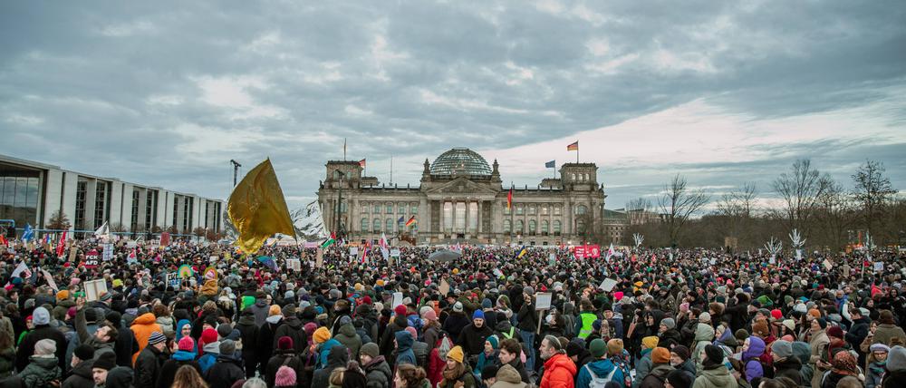 Nach der Demonstration gegen Rechtsextremismus liegen die Teilnehmerzahlen von Polizei und Veranstaltern weit auseinander.