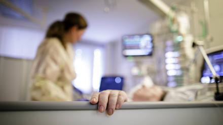  Eine Aerztin betreut eine Patientin auf der Intensivstation.