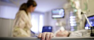  Eine Aerztin betreut eine Patientin auf der Intensivstation.