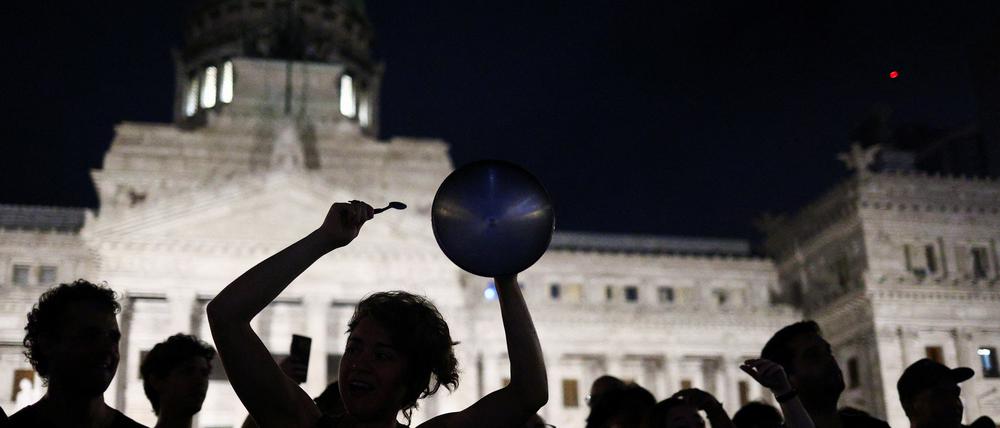 Demonstranten protestieren gegen die Regierung des argentinischen Präsidenten Javier Milei vor dem Nationalkongress in Buenos Aires, Argentinien, 10. Januar 2024. 