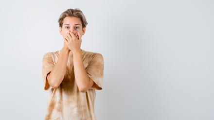 Symptome für ein Tourette-Syndrom zeigen sich oft schon im Kindesalter. Dazu gehören der Drang zu blinzeln, Grimassen zu schneiden oder ein Geräusch von sich zu geben. Jungen sind zehnmal häufiger betroffen als Mädchen.