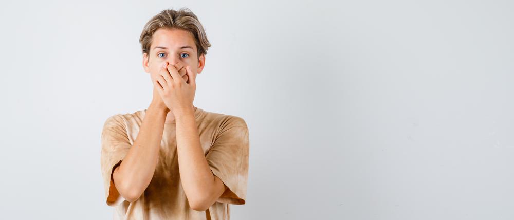 Symptome für ein Tourette-Syndrom zeigen sich oft schon im Kindesalter. Dazu gehören der Drang zu blinzeln, Grimassen zu schneiden oder ein Geräusch von sich zu geben. Jungen sind zehnmal häufiger betroffen als Mädchen.