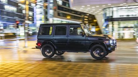 Ein schwarzer SUV fährt durch die Stuttgarter Innenstadt. Die Umwelthilfe fordert, die Parkgebühren für besonders schwere Fahrzeuge zu erhöhen.