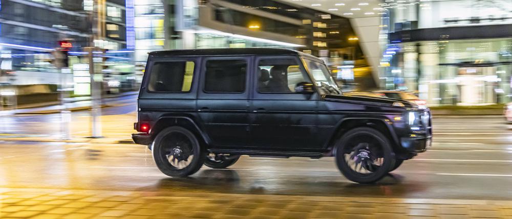 Ein schwarzer SUV fährt durch die Stuttgarter Innenstadt. Die Umwelthilfe fordert, die Parkgebühren für besonders schwere Fahrzeuge zu erhöhen.