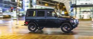 Ein schwarzer SUV fährt durch die Stuttgarter Innenstadt. Die Umwelthilfe fordert, die Parkgebühren für besonders schwere Fahrzeuge zu erhöhen.