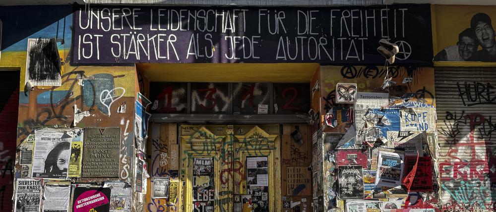 Geschlossen ist die Türe zum Haus 94 in der Rigaer Straße, in dem sich die Linksautonomen-Kneipe „Kadterschmiede“ befindet. Das Landgericht Belin hat heute entschieden, dass die Kneipe vorerst nicht geräumt werden muss.