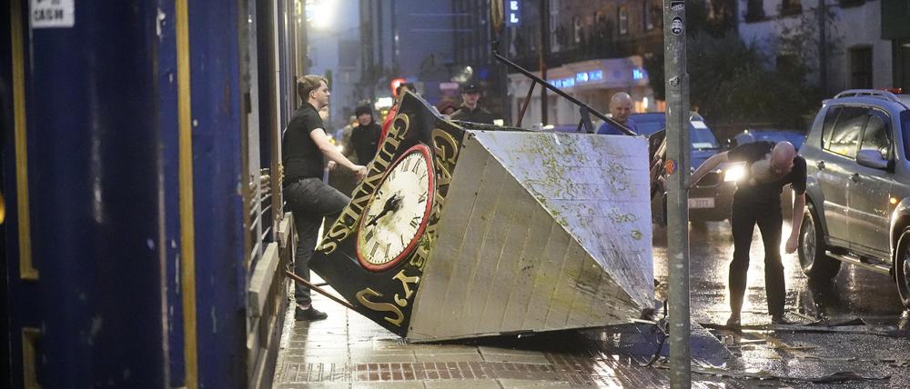 Ein Uhrenturm stürzte während des Sturms „Isha“ auf dem Eyre Square in Galway zu Boden. In Großbritannien und Irland herrscht stürmisches Wetter. Der britische Wetterdienst Met Office warnte vor extrem starkem Wind und Regen.