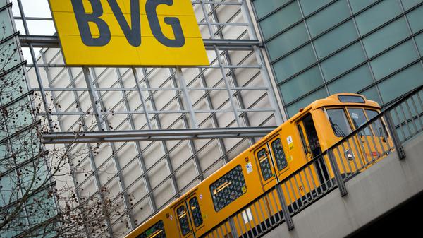 ARCHIV - 27.02.2014, Berlin: Eine U-Bahn fährt unter einem Schild mit der Aufschrift "BVG" vorbei. Die Beschäftigten bei den Berliner Verkehrsbetrieben fordern mehr Gehalt für ihre Arbeit - die Tarifgespräche gehen weiter. (zu "Tarifgespräche für Tram-, Bus- und U-Bahnfahrer gehen weiter" am 10.02.2019) Foto: Daniel Naupold/dpa +++ dpa-Bildfunk +++