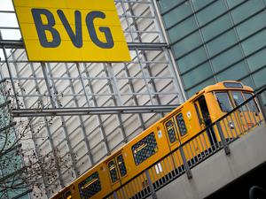 ARCHIV - 27.02.2014, Berlin: Eine U-Bahn fährt unter einem Schild mit der Aufschrift "BVG" vorbei. Die Beschäftigten bei den Berliner Verkehrsbetrieben fordern mehr Gehalt für ihre Arbeit - die Tarifgespräche gehen weiter. (zu "Tarifgespräche für Tram-, Bus- und U-Bahnfahrer gehen weiter" am 10.02.2019) Foto: Daniel Naupold/dpa +++ dpa-Bildfunk +++